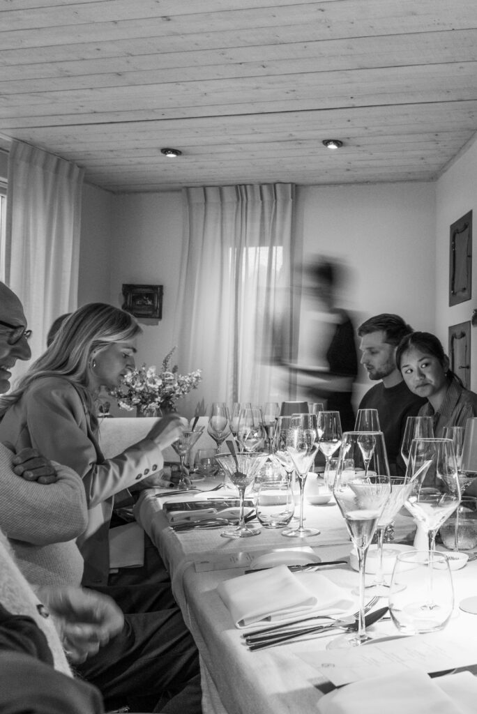 DSC06716 Gasten aan tafel tijdens een privédiner aan huis