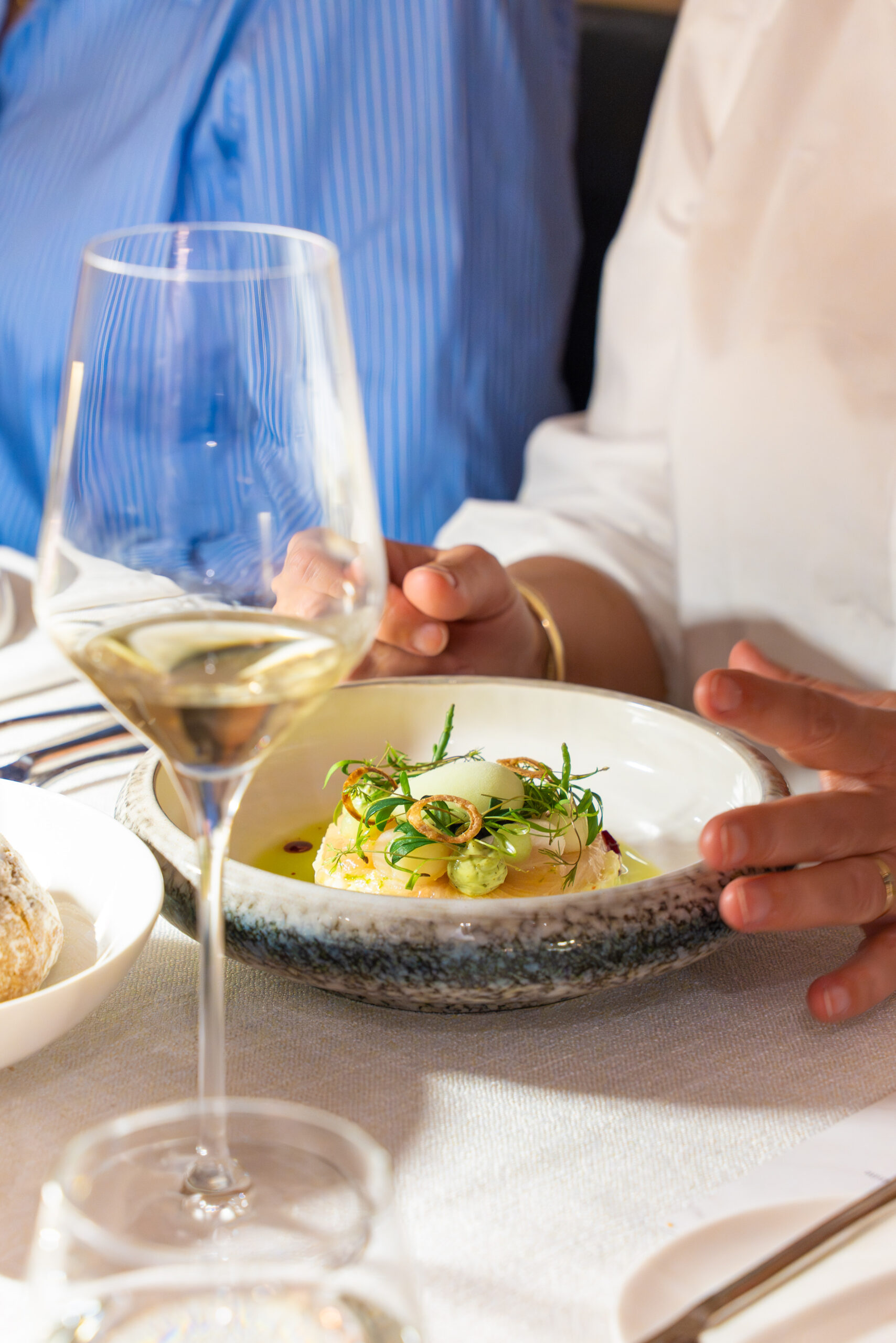 Gast met gerecht en wijn tijdens een privédiner aan huis