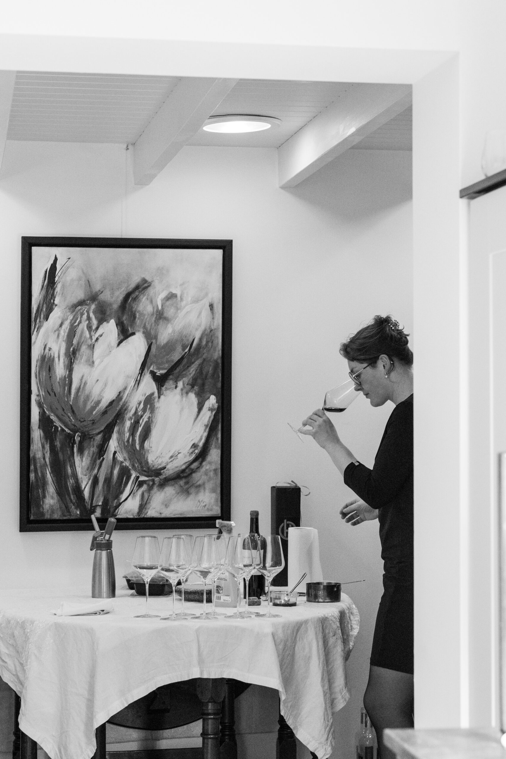 Sommelier aan tafel tijdens een privédiner