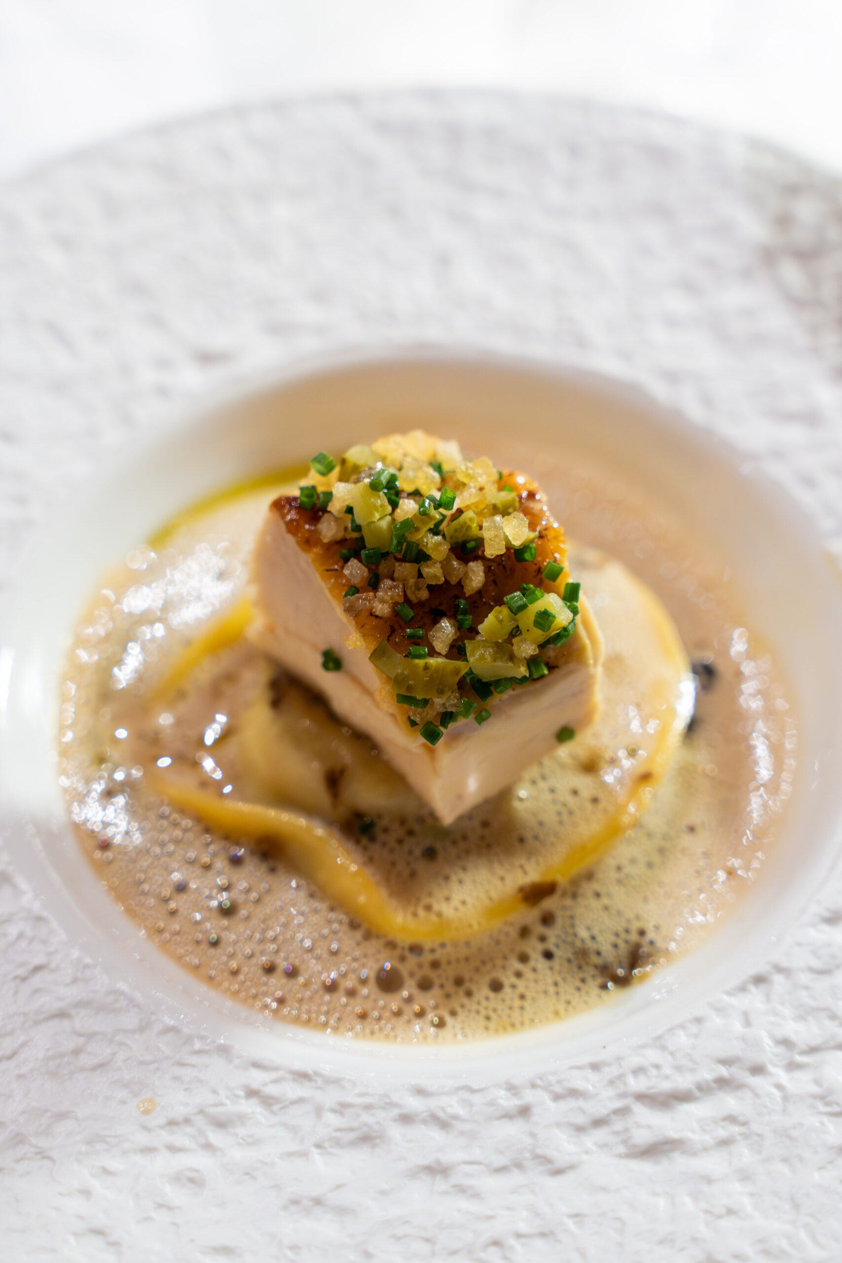 Visgerecht met kruidenkorst tijdens een privédiner