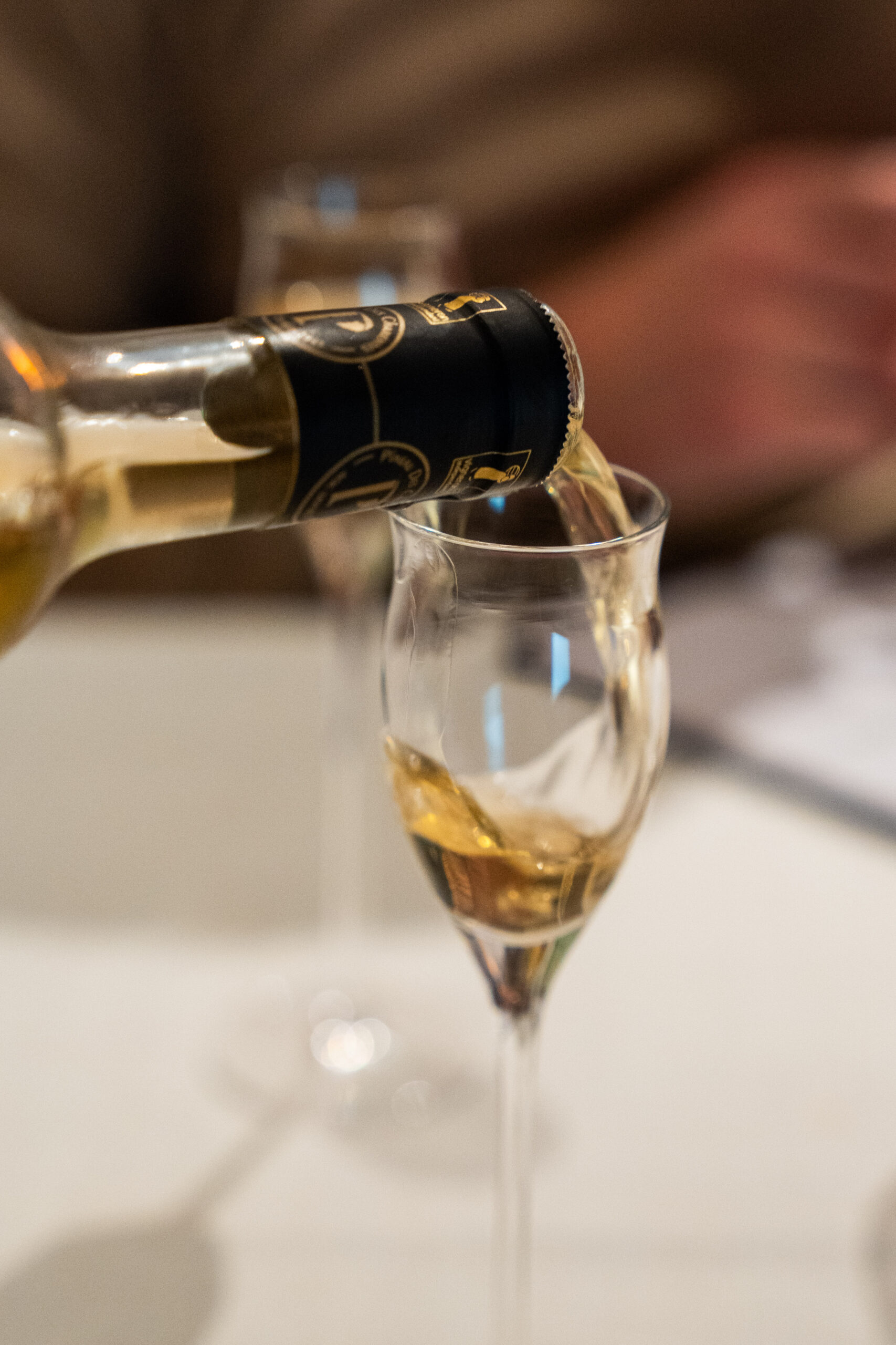 Sommelier schenkt witte wijn in bij een diner van Chef in Huis