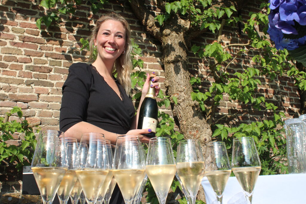 Sommelier met champagne bij een event van Chef in Huis