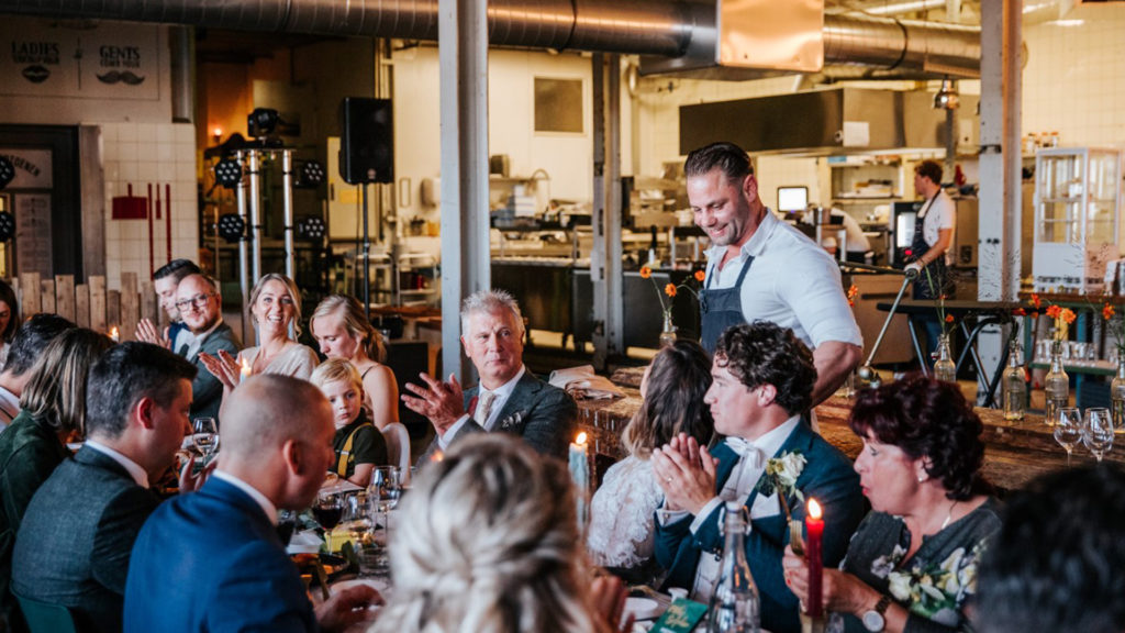 bruiloft-mike-en-sophie-header Chef in Huis kookt voor bruiloftsgasten aan lange tafel