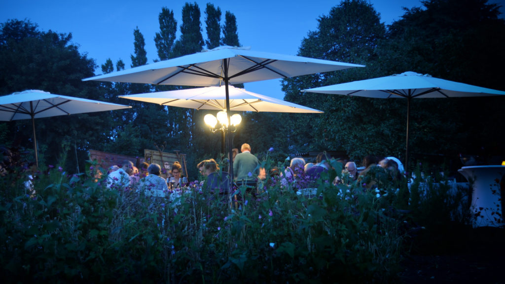 moestuin-neerbosch-header Diner onder parasols in de moestuin bij avond